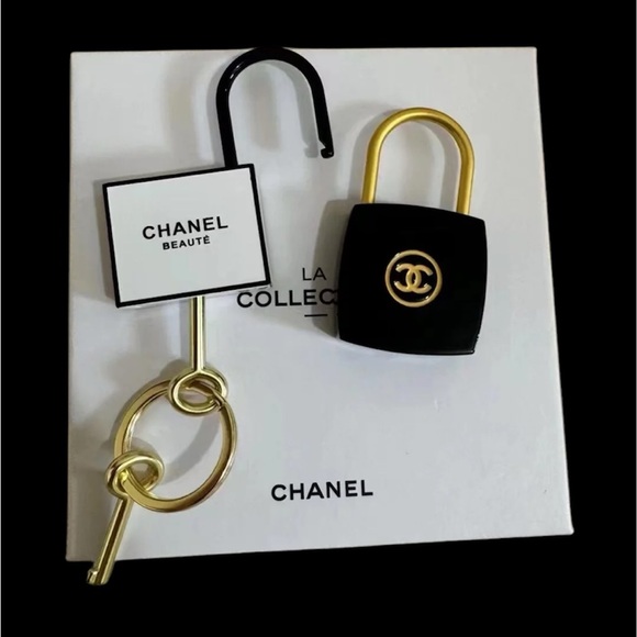 CHANEL PadLock Lock & Key Set From Chanel Beauty line Charm 4 Keychain/necklace - Picture 3 of 8